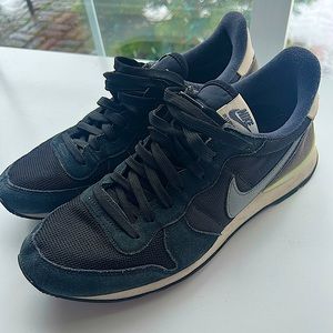 Nike black waffle sneaker